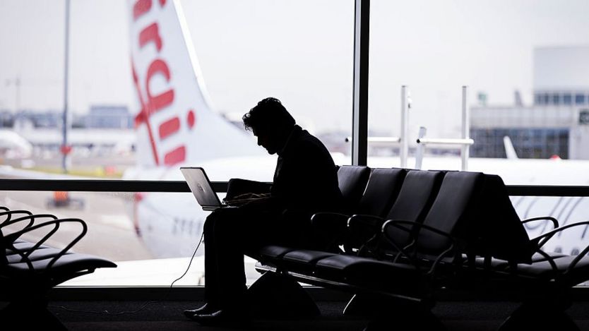 Hombre en aeropuerto