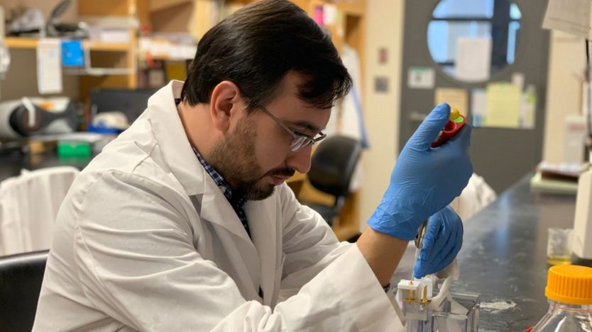 Javier Jaimes en el laboratorio