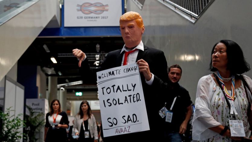 漢堡G20峰會會場內一名男子帶起特朗普面具並舉起調侃他因氣候變化問題遭到孤立的標語牌（9/7/2017）