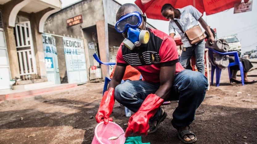 Un agent de santé de la RD Congo mélange de l'eau et du chlore à Goma
