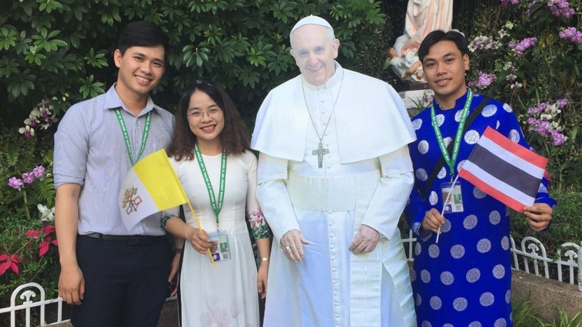 (Từ trái sang) Võ Hoàng Duy, 23 tuổi, giáo phận Mỹ Tho; Đinh Thị Thu Huyền, 22 tuổi, từ Thanh Hóa; Nguyễn Cao Định, 25 tuổi, giáo phận Sài Gòn, tới Bangkok gặp Giáo Hoàng hôm 22/11