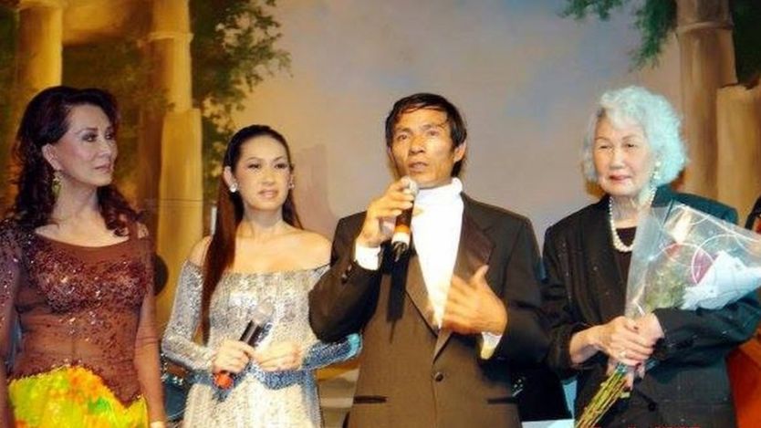Từ phải qua: Danh ca Thái Thanh, nhạc sĩ Ngô Tín, Ý Lan và bà Đặng Tuyết Mai, trong đêm ra mắt CD "Em bây giờ mắt biếc" của Ngô Tín năm 2007 tại Vũ trường Majestic.
