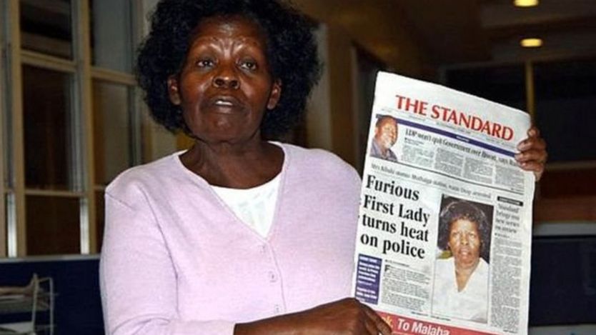Keniyanın keçmiş birincin ledisi Lucy Kibaki 2005-ci ilin mayında keçirilən mətbuat konfransında jurnalistlərə qəzet göstərir