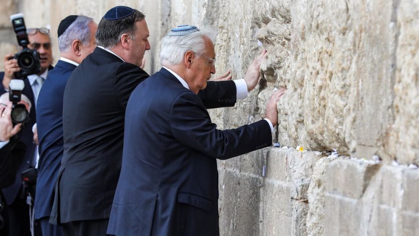 مایک پومپئو در حال نیایش در کنار دیوار ندبه در بیت‌المقدس