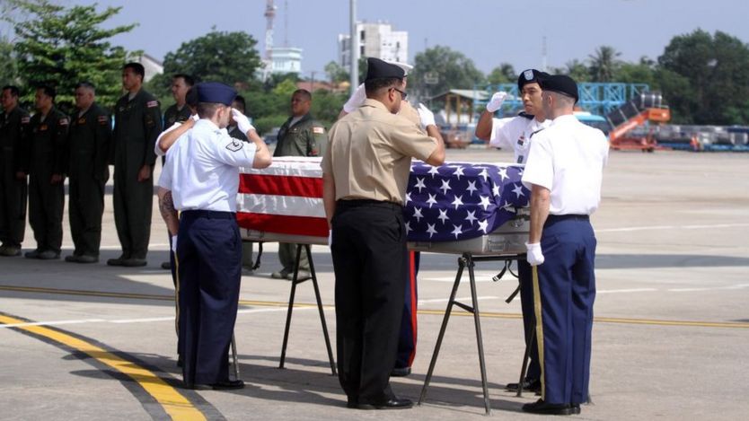 Các binh sĩ Hoa Kỳ đưa chiếc quan tài mang hài cốt của một người lính Mỹ mất tích trong chiến tranh trong một buổi lễ hồi hương tại sân bay Đà Nẵng hôm 15/4/2018