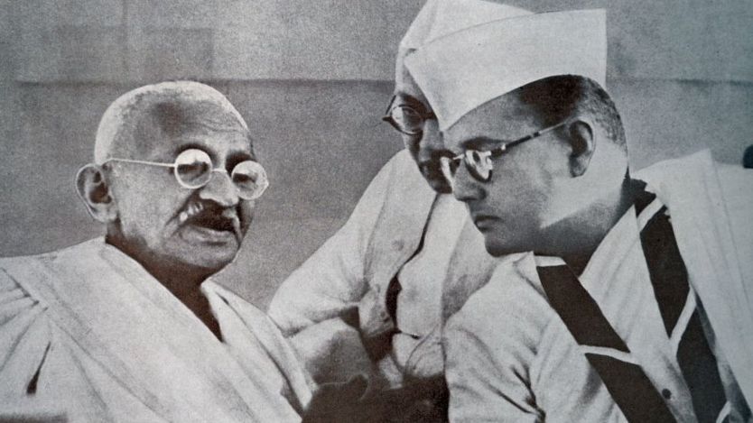সর্বকালের সর্বশ্রেষ্ঠ বাঙালি: বিবিসি বাংলার জরিপে পঞ্চম স্থানে সুভাষ চন্দ্র বসু- ভারতে স্বাধীনতা সংগ্রামের কিংবদন্তি নেতা 3 ১৯৩৮ সালে মোহনদাস করমচাঁদ গান্ধীর সঙ্গে ৫১তম ভারতীয় জাতীয় কংগ্রেসের বৈঠকে সুভাষ বসু।