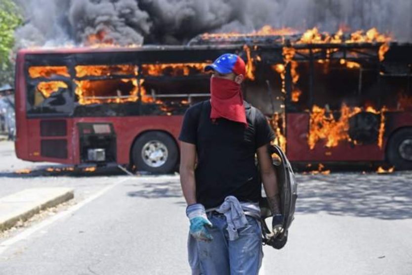 تصاویر متعددی از سنگربندی مخالفان در خیابان‌ها و آتش زدن خودروها مخابره شده است