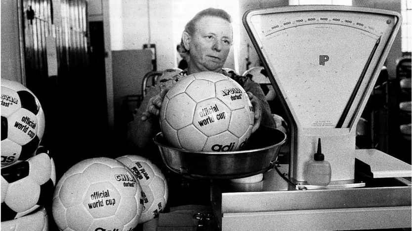 وزن کردن توپ رسمی مسابقات