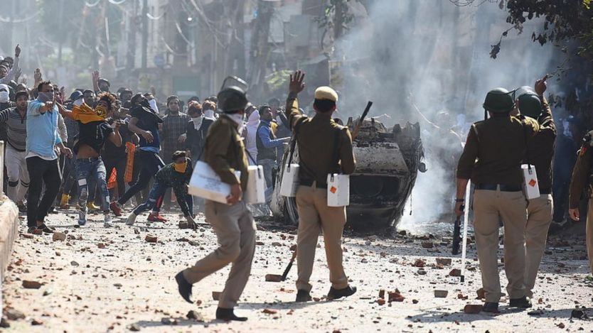 Polisi berusaha menenangkan pendemo dalam kerusuhan di Delhi