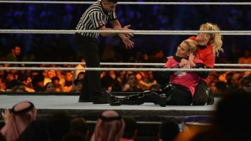 Digelar di kota Riyadh, Kamis (31/10), dua bintang gulat World Wrestling Entertainment (WWE) itu, Natalya dan Lacey Evans, tampil dengan "pakaian sopan"