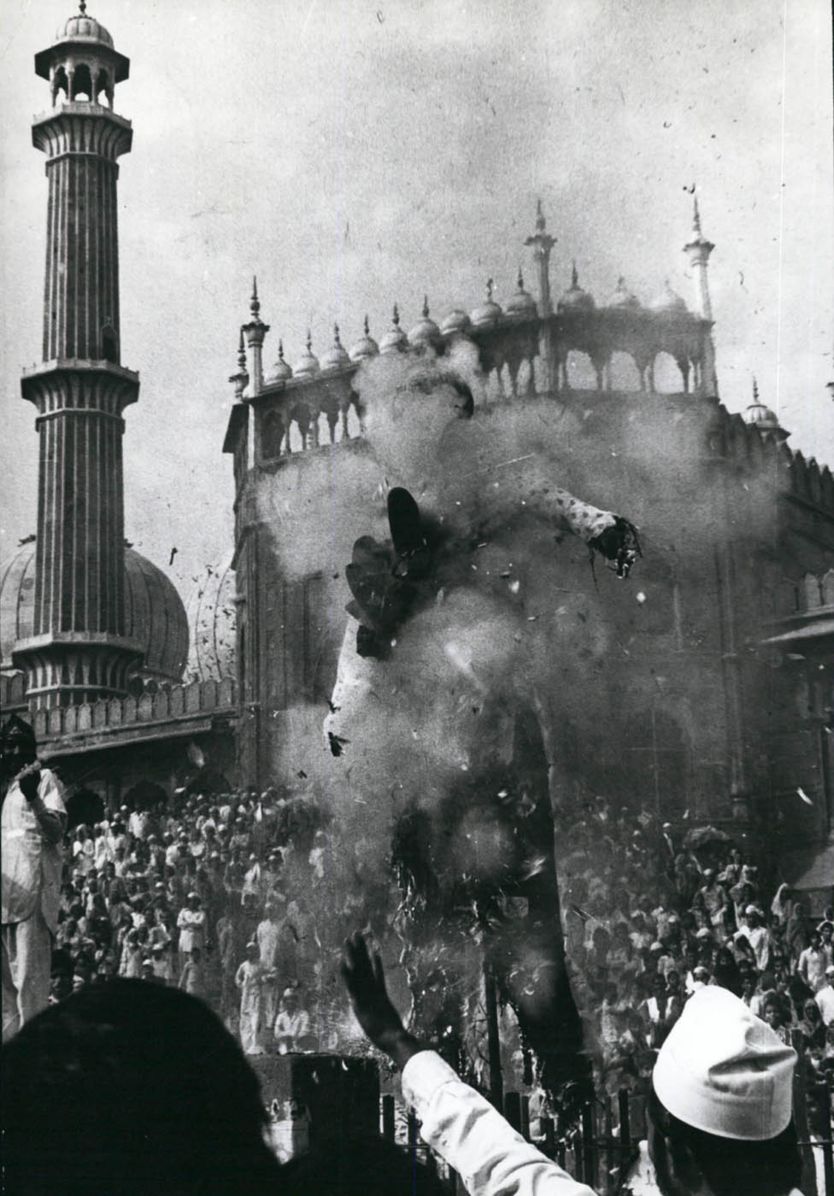 Pendemo di luar Masjidil Haram memprotes pengambilalihan masjid dengan membakar patung