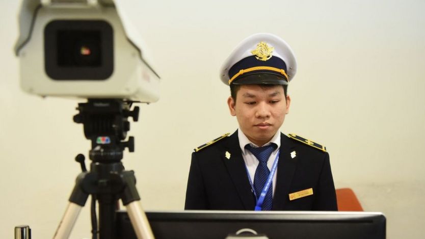 Kiểm tra thân nhiệt du khách tại Sân bay Quốc tế Nội Bài.