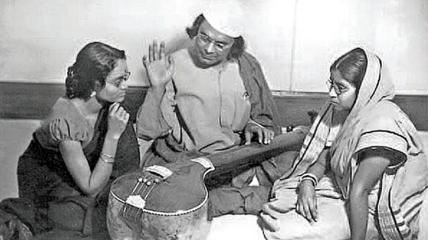 সর্বকালের সর্বশ্রেষ্ঠ বাঙালি: বিবিসি বাংলার জরিপে তৃতীয় স্থানে কাজী নজরুল ইসলাম-অসাম্প্রদায়িক মানবতার কবি 6 শিষ্যদের সঙ্গীত শিক্ষা দিচ্ছেন কাজী নজরুল ইসলাম।