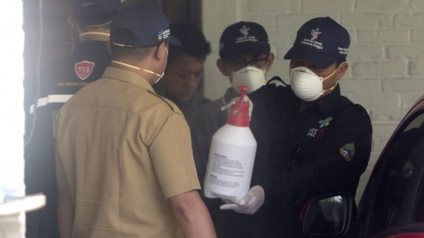 Penyemprotan di kediaman rumah orang yang terkena virus corona di Depok.