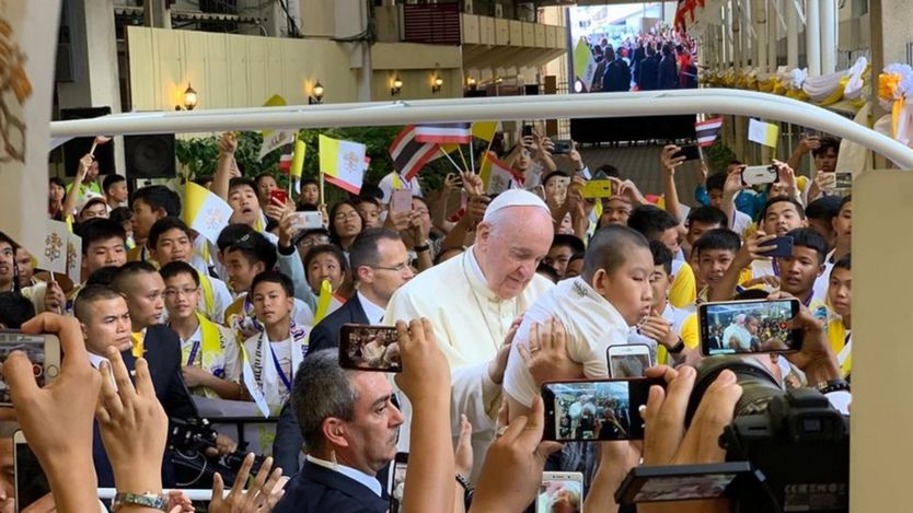 Xe chở Giáo Hoàng Francis tiến vào sân trường Assumption, Bangkok nơi Ngài cử hành Thánh Lễ trước 7000 sinh viên, học sinh