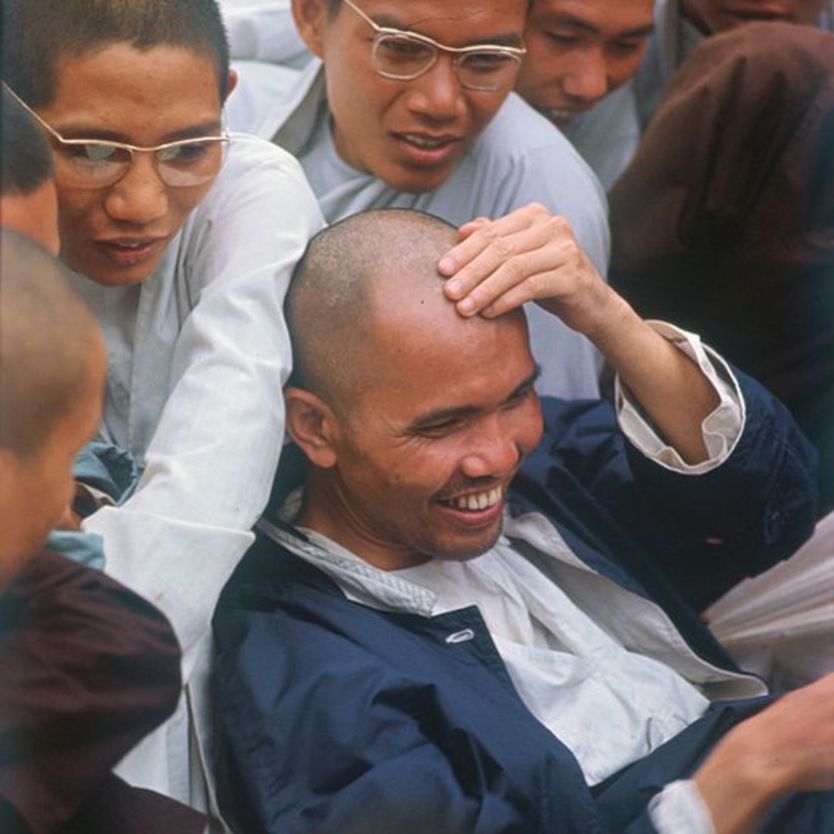 Thích Trí Quang (áo xanh) cười cùng các nhà sư khác khi biểu tình ngồi ở bên ngoài Dinh Độc lập năm 1967