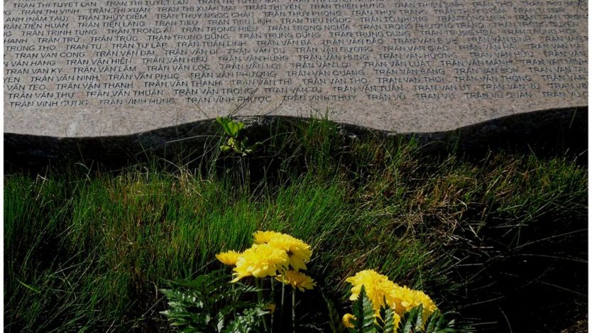 Bia đá khắc tên người vượt biên vượt biển mất tích tại Đài Tưởng niệm Thuyền nhân ở Quận Cam, California
