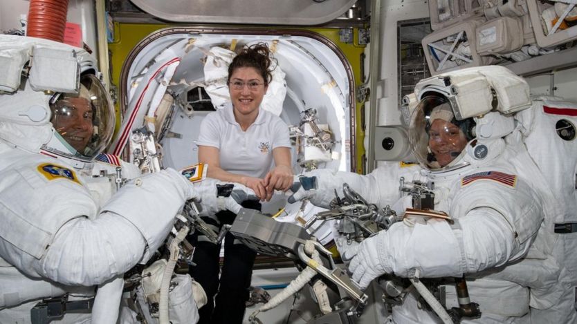 Kristina Koh (u sredini) pomaže kolegama astronautima Niku Hejgu (levo) i En Maklejn da navuku astronautsko odelo