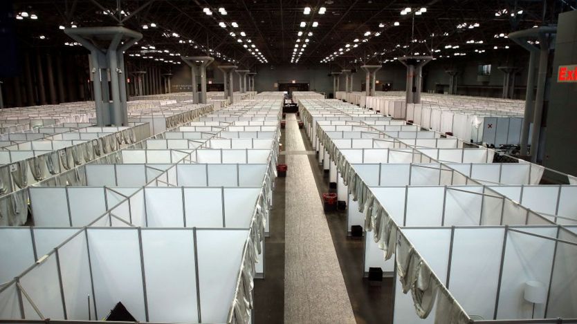 Một bệnh viện dã chiến đang được lập ở Trung tâm hội nghị Jacob Javis, thành phố New York