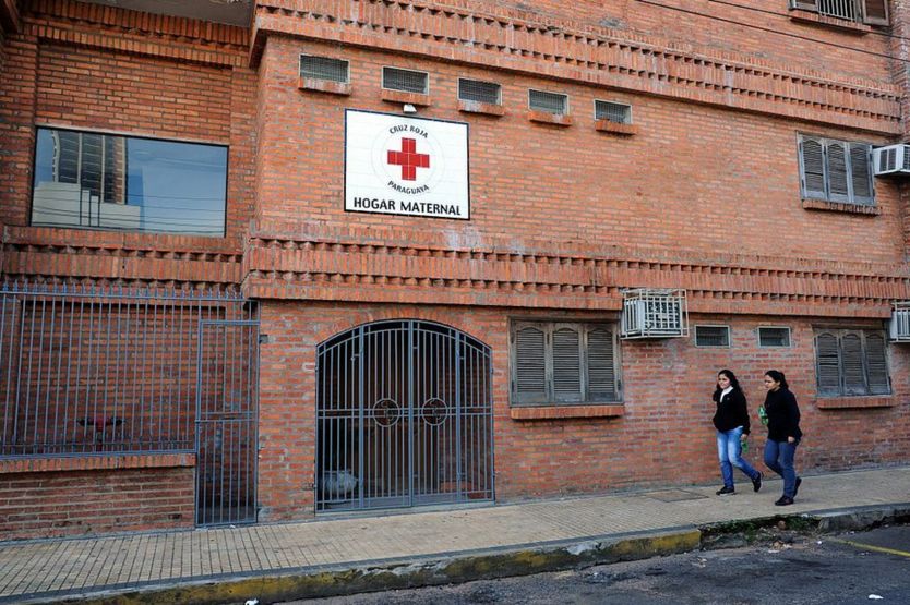 Dos jóvenes pasan delante del Hogar Maternal en Asunción, Paraguay.