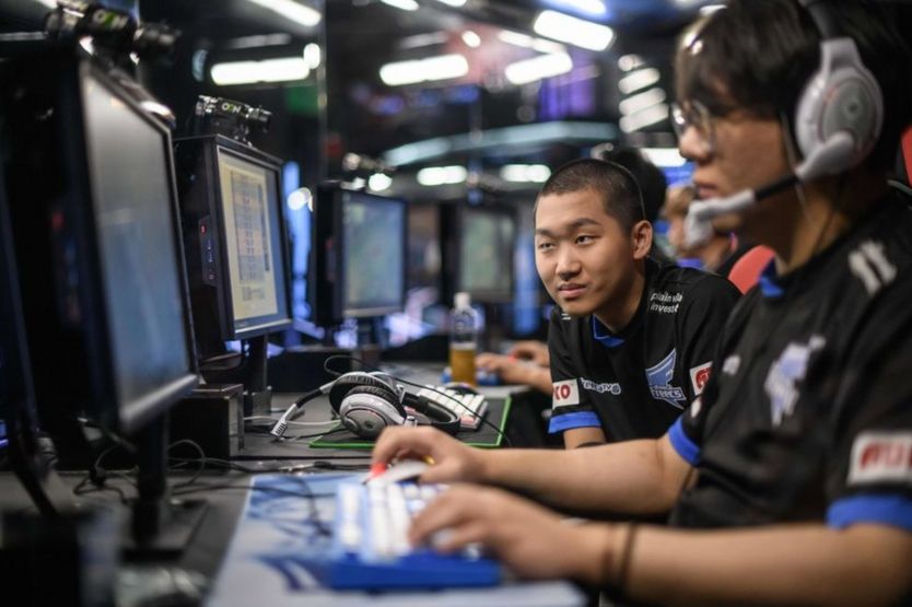Jóvenes surcoreanos en competencias de juegos online.