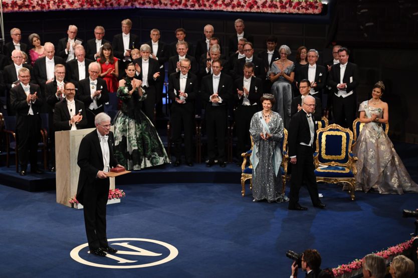 노벨상 수상자 발표는 매년 10월에 이뤄지고 시상식은 노벨이 사망한 날인 12월 10일에 열린다
