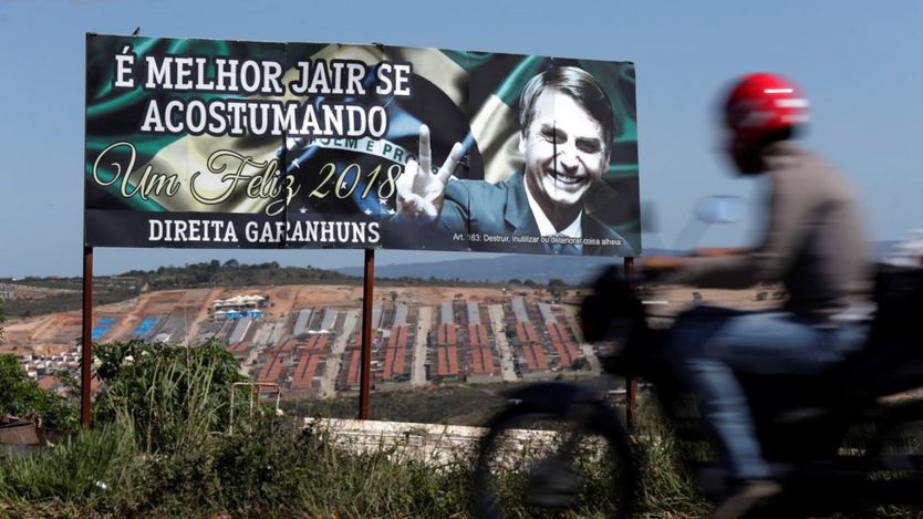 Outdoor de apoio a Bolsonaro, com os dizeres "É melhor Jair se acostumando" e "Direita Garanhuns", em Garanhuns (PT), cidade de Lula