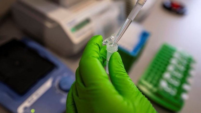 Un assistant de laboratoire prépare le matériel pour la cartographie de l'ADN dans un laboratoire (image de stock).