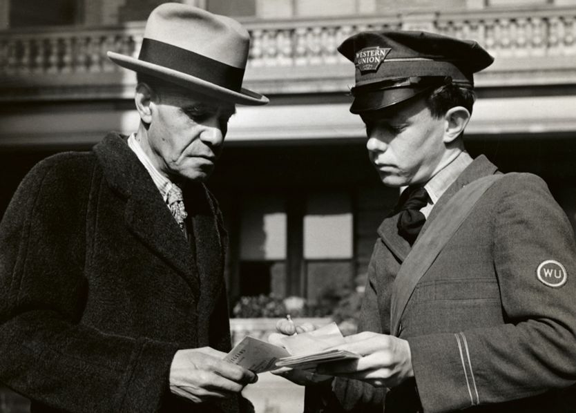 Un mensajero de Western Union entregando un telegrama, circa 1900.