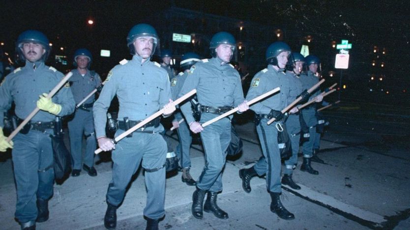 عشرات من عناصر الشرطة من المزودين بمعدات مكافحة الشغب ينتشرون لليلة الثانية على التوالي من ليالي الاضطرابات التي أثارها طلاب في ولاية فيرجينيا في سبتمبر/أيلول 1989