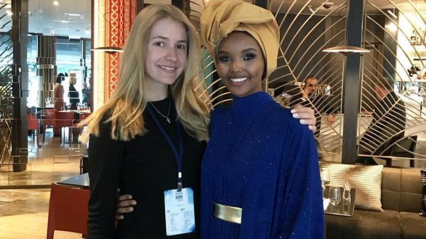 Halima Aden dan Alina Isachenka
