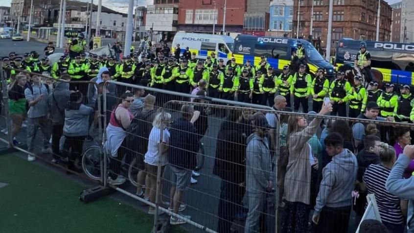 Police kettle in protesters in Blackpool