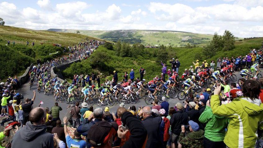 Crowds in Yorkshire on stage 1 of the Tour De France
