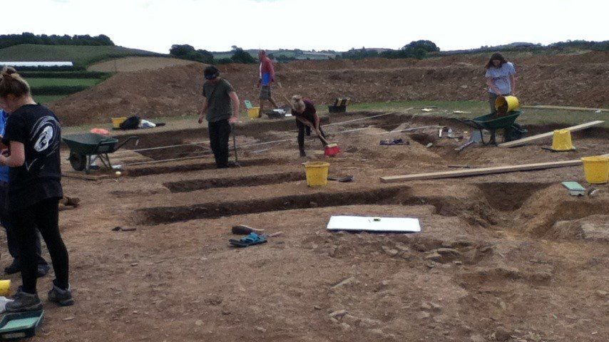 Roman cemetery: Fifteen skeletons found at Ipplepen dig - BBC News