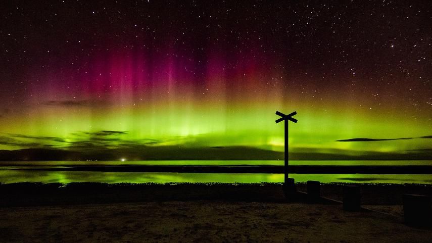 In pictures: Aurora Borealis lights up the night sky in Scotland - BBC News