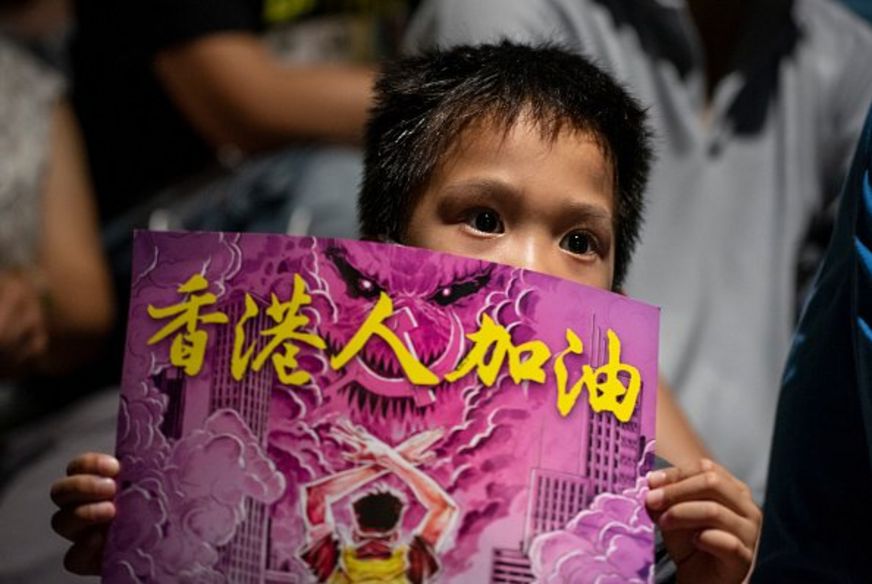 Một em nhỏ tham gia biểu tình ở Hồng Kông.