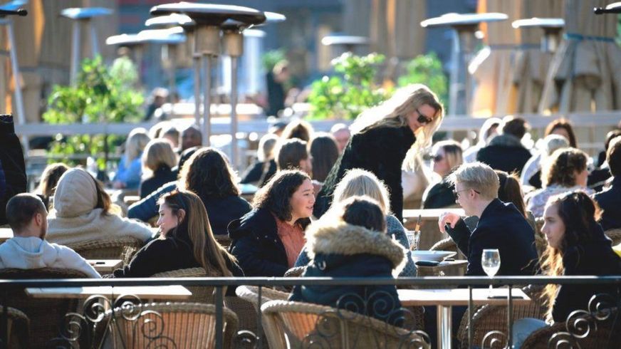 В марте жители Стокгольма сидели в кафе, тогда как жители Лондона соблюдали строгий карантин