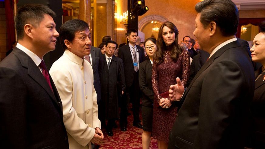 Tài tử Hong Kong Jackie Chan (Thành Long) nói chuyện với Chủ tịch Trung Quốc Tập Cận Bình tại một sự kiện ở Anh quốc năm 2015