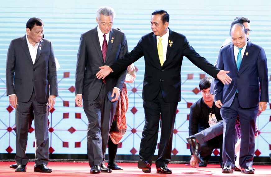 Tổng thống Philippines cùng Thủ tướng Singapore, Thái Lan và Việt Nam tại Lễ khai mạc Thượng đỉnh ASEAN lần thứ 34 tại Thái Lan.