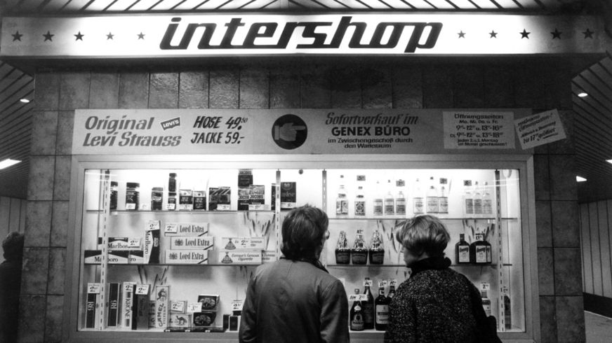 (GERMANY OUT) Intershop (a government-run retail store in East Germany, where high-quality goods are sold for hard currency) on the grounds of Bahnhof Friedrichstrasse (a railway station) in East Berlin (Photo by Wolfgang Wiese/ullstein bild via Getty Images) 1985 
