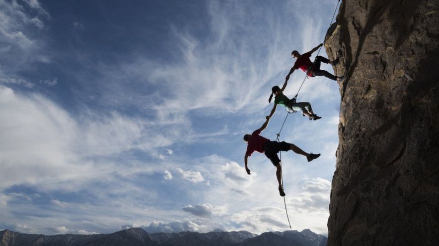 Personas escalando una montaña.