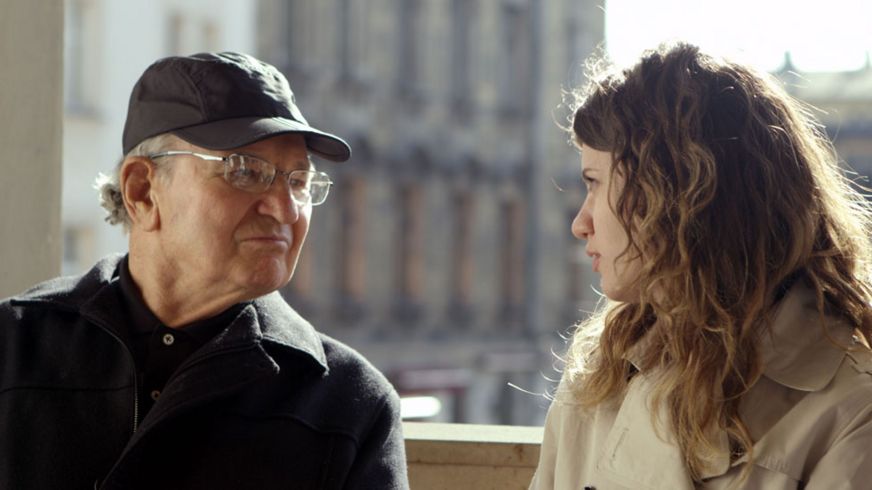 Julio Gartner junto a la presentadora Marina Kagan en el documental "Sobreviví al Holocausto", del cineasta Marcio Pitliuk