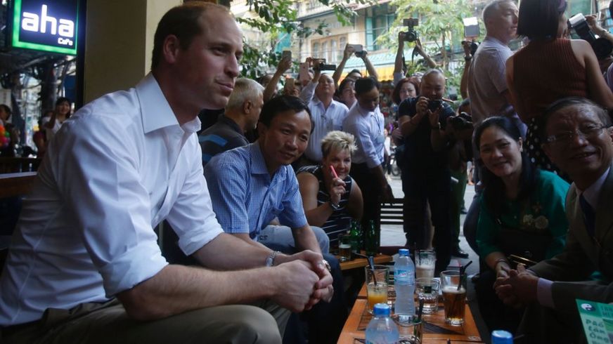 Hoàng tử đến một quán cà phê ở Hà Nội, gặp các chuyên gia y học cổ truyền và đại diện các tổ chức phi chính phủ.