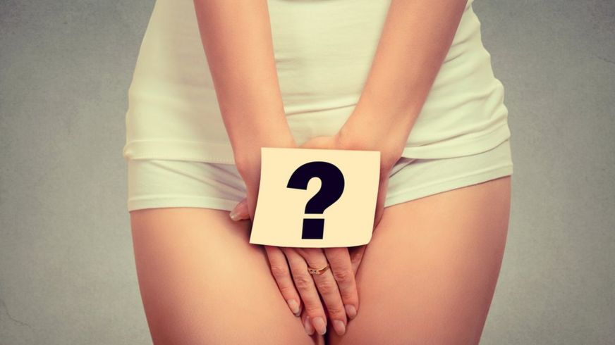 Mujer en ropa interior tapándose vagina.