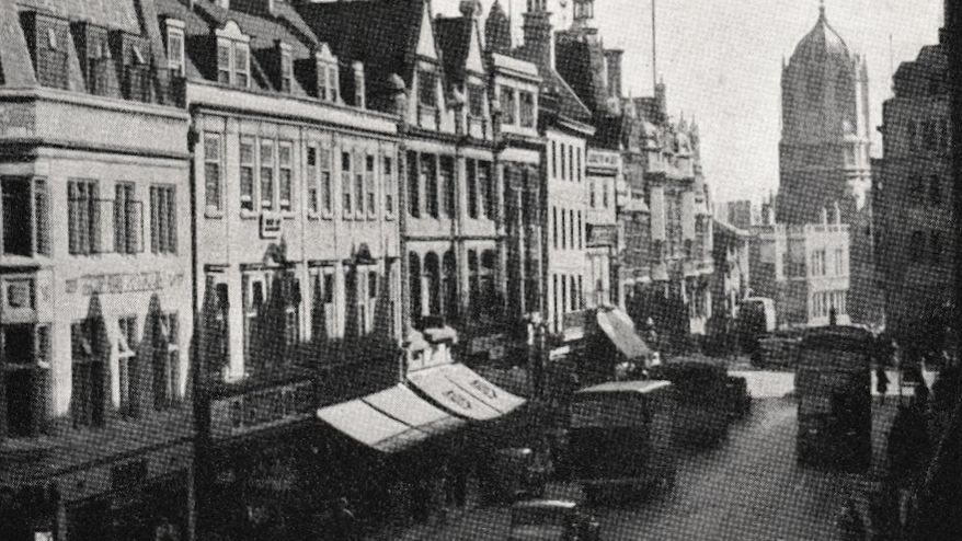 Cornmarket Street with vehicles using it in the 1940s, with Christ Church's Tom Tower in the background