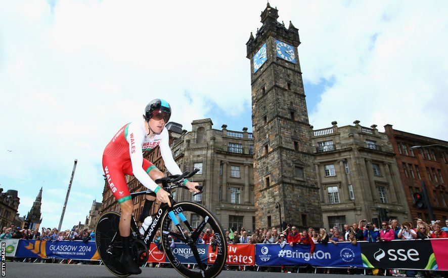 Geraint Thomas passes The Tolbooth in Glasgow’s Merchant City during the men’s time trial