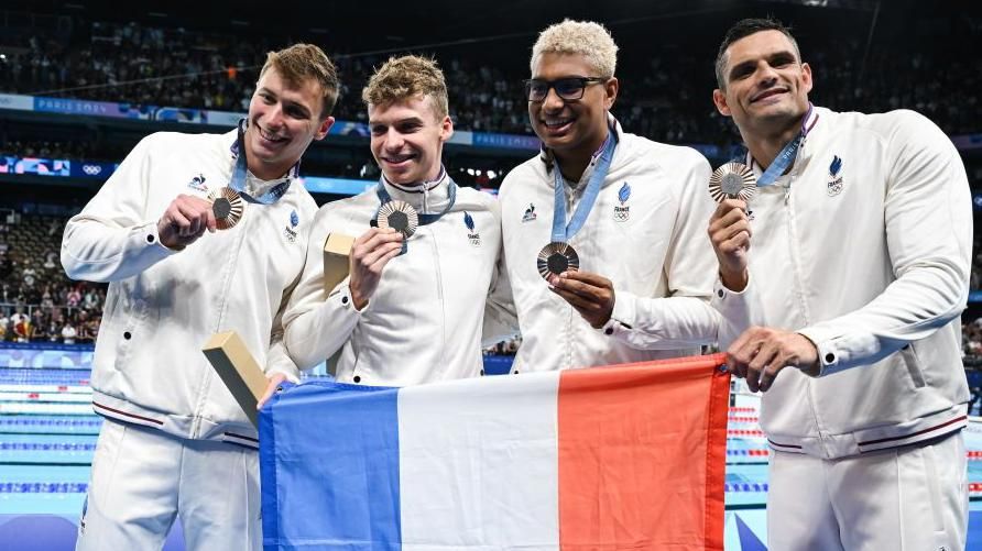 France's 100m relay swimming team with bronze medals