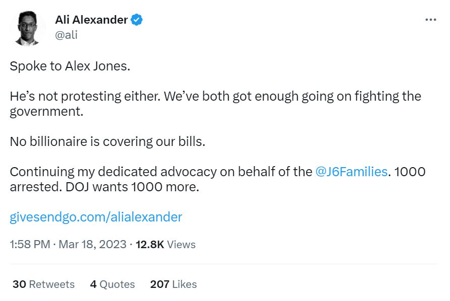 Твит Али Александра: «Поговорил с Алексом Джонсом. Он тоже не протестует. Нам обоим достаточно борьбы с правительством. Ни один миллиардер не покрывает наши счета».