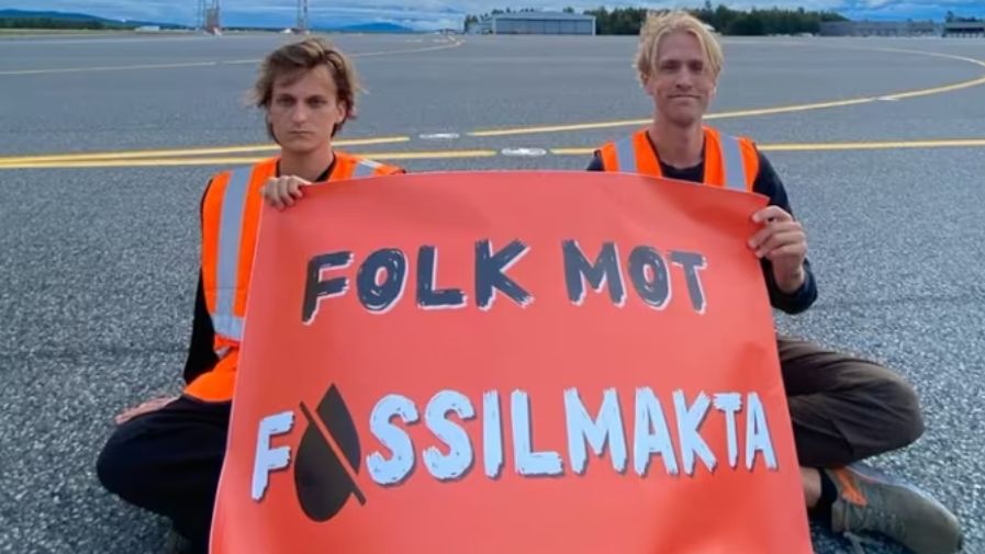 Activists from People against fossil power posted a picture of their brief action at Oslo Gardermoen airport