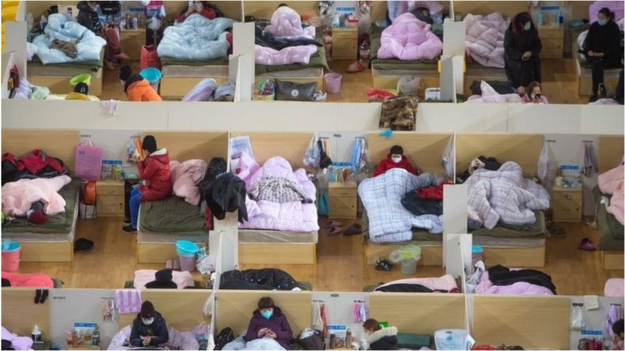 患者在武汉体育中心方舱医院休息